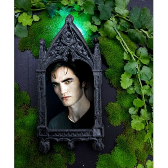 Edward Cullen Pin Twilight Fandom Backpack Accessory Vampire Love Pin - Picture 1 of 3
